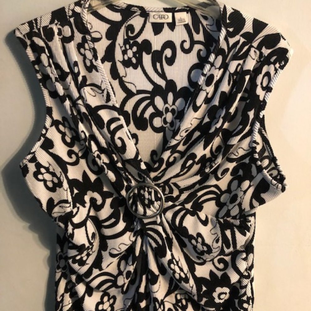 Cato Sleeveless Shirt With Ring Detail.